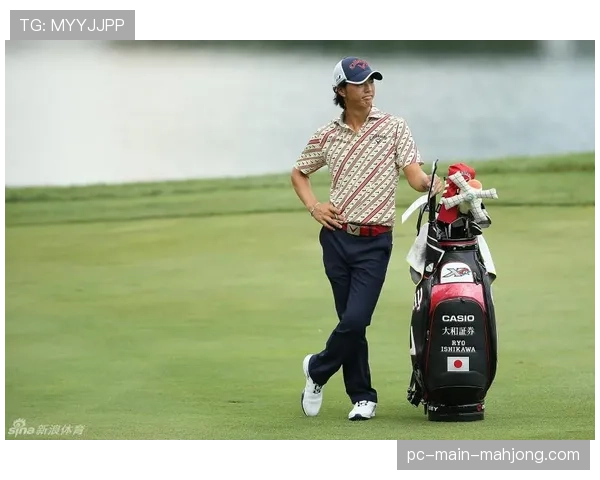 特写：里奇·福勒在湾丘第18洞果岭与球迷的温情互动