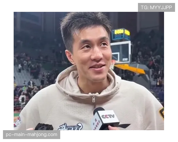 现场：郭艾伦赛后将自己球衣赠予场边坐轮椅的小球迷